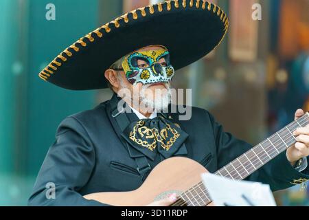 Stockport, Regno Unito. 25 ottobre 2025. Intrattenitori al Merseyday of the Dead, intrattenimento di Halloween in abiti eleganti al Merseyway Shopping Centre e Redrock, Stockport Credit: Adam Edwards/Alamy Live News Foto Stock