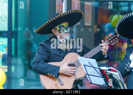 Stockport, Regno Unito. 25 ottobre 2025. Intrattenitori al Merseyday of the Dead, intrattenimento di Halloween in abiti eleganti al Merseyway Shopping Centre e Redrock, Stockport Credit: Adam Edwards/Alamy Live News Foto Stock