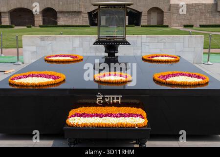 Monumento in marmo al Raj Ghat di Delhi, dedicato al Mahatma Gandhi, leader della campagna non violenta per l'indipendenza dell'India Foto Stock