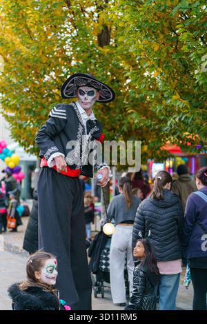 Stockport, Regno Unito. 25 ottobre 2025. Intrattenitori al Merseyday of the Dead, intrattenimento di Halloween in abiti eleganti al Merseyway Shopping Centre e Redrock, Stockport Credit: Adam Edwards/Alamy Live News Foto Stock