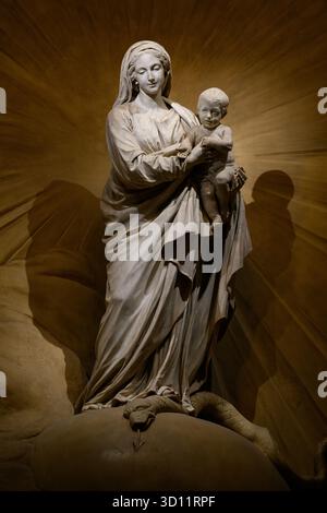 La Vierge à l'Enfant di Jean-Baptiste Pigalle. Église Saint-Sulpice (Chiesa di Saint-Sulpice) a Parigi. Foto Stock