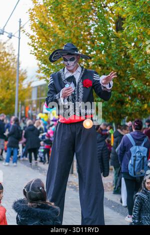 Stockport, Regno Unito. 25 ottobre 2025. Intrattenitori al Merseyday of the Dead, intrattenimento di Halloween in abiti eleganti al Merseyway Shopping Centre e Redrock, Stockport Credit: Adam Edwards/Alamy Live News Foto Stock