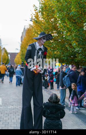 Stockport, Regno Unito. 25 ottobre 2025. Intrattenitori al Merseyday of the Dead, intrattenimento di Halloween in abiti eleganti al Merseyway Shopping Centre e Redrock, Stockport Credit: Adam Edwards/Alamy Live News Foto Stock