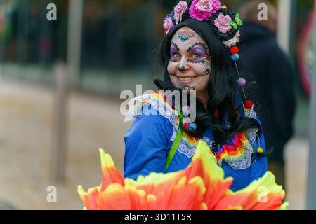 Stockport, Regno Unito. 25 ottobre 2025. Intrattenitori al Merseyday of the Dead, intrattenimento di Halloween in abiti eleganti al Merseyway Shopping Centre e Redrock, Stockport Credit: Adam Edwards/Alamy Live News Foto Stock