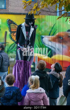 Stockport, Regno Unito. 25 ottobre 2025. Intrattenitori al Merseyday of the Dead, intrattenimento di Halloween in abiti eleganti al Merseyway Shopping Centre e Redrock, Stockport Credit: Adam Edwards/Alamy Live News Foto Stock