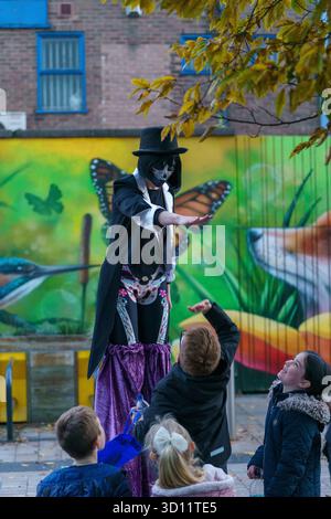 Stockport, Regno Unito. 25 ottobre 2025. Intrattenitori al Merseyday of the Dead, intrattenimento di Halloween in abiti eleganti al Merseyway Shopping Centre e Redrock, Stockport Credit: Adam Edwards/Alamy Live News Foto Stock