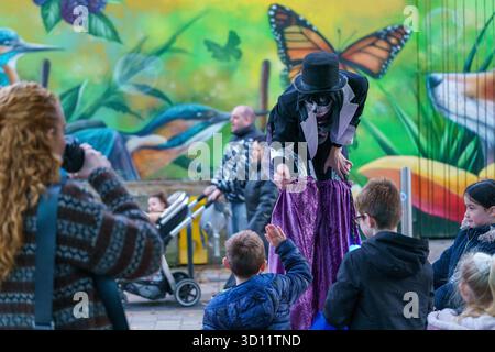 Stockport, Regno Unito. 25 ottobre 2025. Intrattenitori al Merseyday of the Dead, intrattenimento di Halloween in abiti eleganti al Merseyway Shopping Centre e Redrock, Stockport Credit: Adam Edwards/Alamy Live News Foto Stock