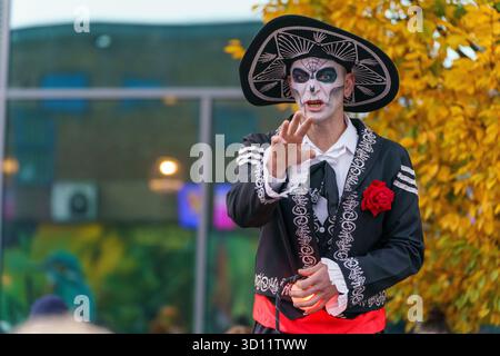 Stockport, Regno Unito. 25 ottobre 2025. Intrattenitori al Merseyday of the Dead, intrattenimento di Halloween in abiti eleganti al Merseyway Shopping Centre e Redrock, Stockport Credit: Adam Edwards/Alamy Live News Foto Stock