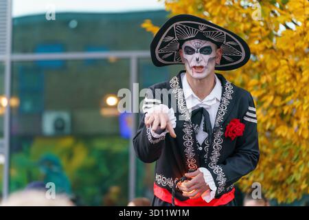Stockport, Regno Unito. 25 ottobre 2025. Intrattenitori al Merseyday of the Dead, intrattenimento di Halloween in abiti eleganti al Merseyway Shopping Centre e Redrock, Stockport Credit: Adam Edwards/Alamy Live News Foto Stock