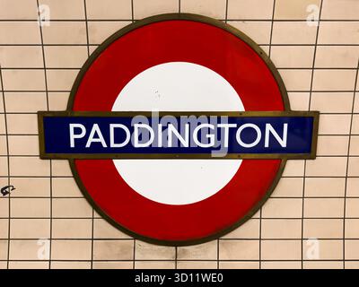 Londra, Regno Unito - 20 agosto 2025; cartello tondo tradizionale della metropolitana di Londra montato sulla parete piastrellata della stazione di Paddington Foto Stock