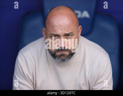 Sabadell, Barcellona, Spagna. 25 ottobre 2025. Barcellona Spagna 25.10.2025 allenatore Manolo Gonzalez (Espanyol) guarda durante la Liga EA Sports tra Espanyol ed Elche CF allo stadio RCDE il 25 ottobre 2025 a Barcellona. (Credit Image: © Xavi Urgeles/ZUMA Press Wire) SOLO PER USO EDITORIALE! Non per USO commerciale! Crediti: ZUMA Press, Inc./Alamy Live News Foto Stock