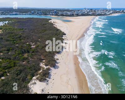 Vista aerea di una lunga spiaggia di sabbia bianca che corre verso la città costiera di Claoundra sulla Sunshine Coast nel Queensland, Australia. Foto Stock