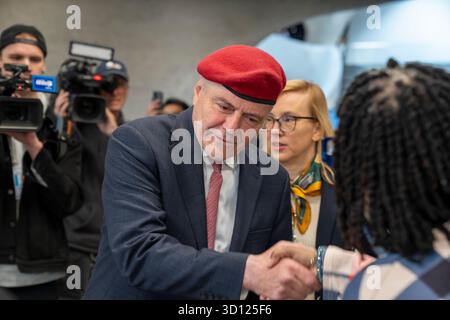New York, Stati Uniti. 25 ottobre 2025. NEW YORK, NEW YORK - OTTOBRE 25: Curtis Sliwa, candidato al sindaco repubblicano di New York, getta il suo voto il primo giorno di votazione anticipata a New York nel sito del sondaggio presso il Richard Gilder Center for Science, Education, and Innovation il 25 ottobre 2025 a New York. Crediti: Ron Adar/Alamy Live News Foto Stock