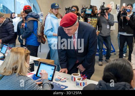 New York, Stati Uniti. 25 ottobre 2025. NEW YORK, NEW YORK - OTTOBRE 25: Curtis Sliwa, candidato al sindaco repubblicano di New York, getta il suo voto il primo giorno di votazione anticipata a New York nel sito del sondaggio presso il Richard Gilder Center for Science, Education, and Innovation il 25 ottobre 2025 a New York. Crediti: Ron Adar/Alamy Live News Foto Stock