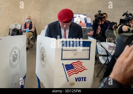 New York, Stati Uniti. 25 ottobre 2025. NEW YORK, NEW YORK - OTTOBRE 25: Curtis Sliwa, candidato al sindaco repubblicano di New York, getta il suo voto il primo giorno di votazione anticipata a New York nel sito del sondaggio presso il Richard Gilder Center for Science, Education, and Innovation il 25 ottobre 2025 a New York. Crediti: Ron Adar/Alamy Live News Foto Stock