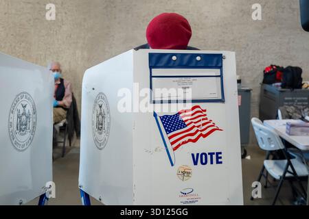 New York, Stati Uniti. 25 ottobre 2025. NEW YORK, NEW YORK - OTTOBRE 25: Curtis Sliwa, candidato al sindaco repubblicano di New York, getta il suo voto il primo giorno di votazione anticipata a New York nel sito del sondaggio presso il Richard Gilder Center for Science, Education, and Innovation il 25 ottobre 2025 a New York. Crediti: Ron Adar/Alamy Live News Foto Stock