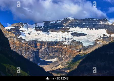 Cime montane coperte dal ghiacciaio con Deep Valley e Forest nelle Montagne Rocciose canadesi Foto Stock