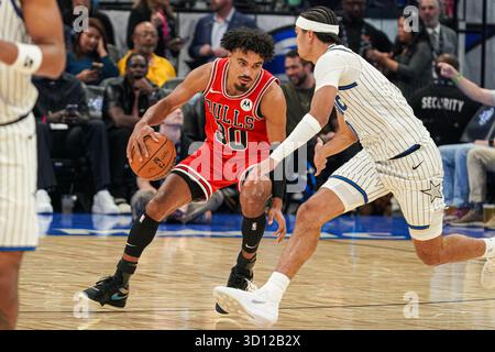 Orlando, Florida, Stati Uniti, 25 ottobre 2025, la guardia dei Chicago Bulls tre Jones n. 30 tenta di passare Anthony Black n. 0 al Kia Center. (Foto: Marty Jean-Louis/Alamy Live News Foto Stock