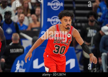 Orlando, Florida, Stati Uniti, 25 ottobre 2025, i Chicago Bulls fanno la guardia a tre Jones al Kia Center. (Foto: Marty Jean-Louis/Alamy Live News Foto Stock