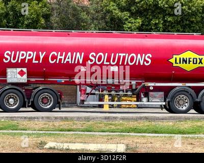 Linfox, azienda australiana privata specializzata nel trasporto, trasporto merci e logistica in tutta la catena di approvvigionamento, Truck consegna carburante alla BP benzina Foto Stock