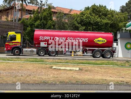 Linfox, azienda australiana privata specializzata nel trasporto, trasporto merci e logistica in tutta la catena di approvvigionamento, Truck consegna carburante alla BP benzina Foto Stock