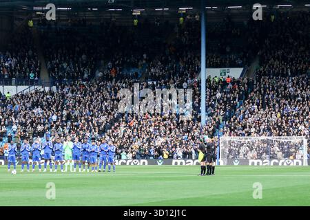 Sheffield, Regno Unito. 25 ottobre 2025. Giocatori dello Sheffield mercoledì prima della partita EFL Sky Bet Championship tra lo Sheffield Wednesday e l'Oxford United all'Hillsborough Stadium di Sheffield, Inghilterra, il 25 ottobre 2025. Credito: SPP Sport Press Photo. /Alamy Live News Foto Stock