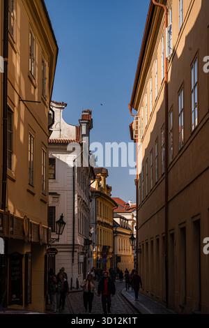 Stradina stretta della città vecchia di Praga con una splendida architettura Foto Stock