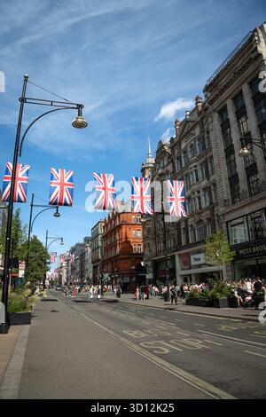 Giorno d'estate a Oxford Street con Union Jack Banners - Londra, Regno Unito Foto Stock
