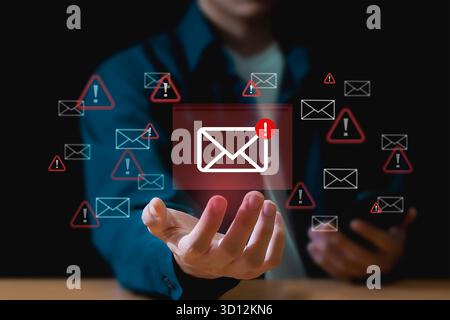 Icona di avviso e-mail, Cyber ​​Security Alert, messaggio di truffa, avviso digitale con icona, minaccia e-mail, attacco di phishing, malware, informazioni Foto Stock