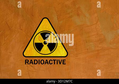 Cartello radioattivo scritto su una parete di cemento, avvertimento di sicurezza sul lavoro, su sfondo giallo. Foto Stock