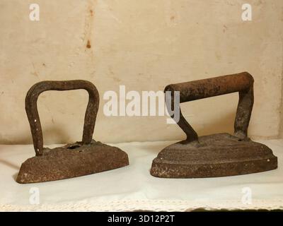 Ferri da stiro vintage dalla consistenza robusta e arrugginita Foto Stock