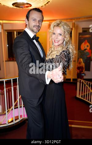 Victoria Herrmann mit Ehemann David Böthig beim 30. Leipziger Opernball 2025 in der Oper Leipzig. Lipsia, 25.10.2025 *** Victoria Herrmann con il marito David Böthig al 30 Leipzig Opera Ball 2025 al Leipzig Opera Leipzig, 25 10 2025 foto:XR.xStoffelsx/xFuturexImagex opernball 5047 Foto Stock