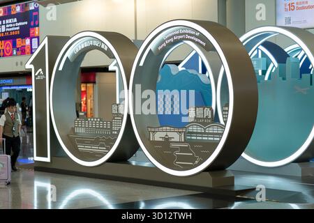 Hong Kong, Cina - 20 settembre 2025: L'installazione "Centennial Exhibition of Hong Kong Airport Development" è esposta presso l'Hong Kong Internation Foto Stock