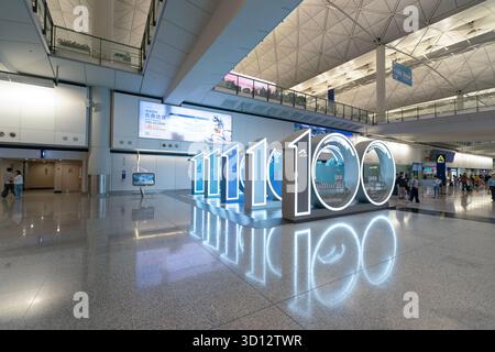 Hong Kong, Cina - 20 settembre 2025: L'installazione "Centennial Exhibition of Hong Kong Airport Development" è esposta presso l'Hong Kong Internation Foto Stock