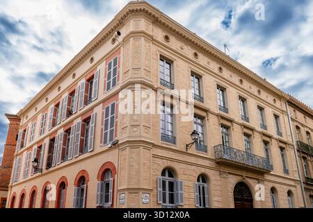 Facciate di un edificio in Place Saint Sernin nel centro di Tolosa, in Occitania, Francia. Foto Stock