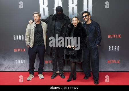 Paco-Luca Nitsche, Aykut Anhan aka Haftbefehl, Nina Anhan e Elyas M'Barek alla prima del film Netflix Babo all'Astor Film Lounge Berlin o Foto Stock