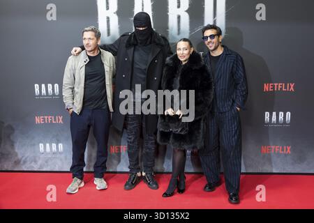 Paco-Luca Nitsche, Aykut Anhan aka Haftbefehl, Nina Anhan e Elyas M'Barek alla prima del film Netflix Babo all'Astor Film Lounge Berlin o Foto Stock