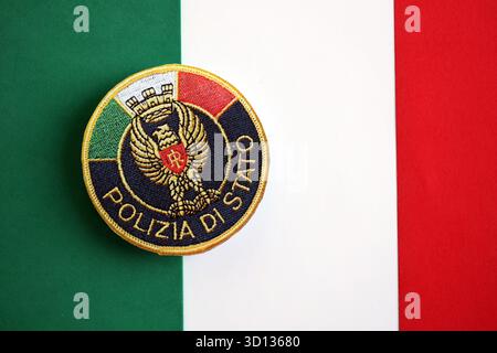 KIEV, UCRAINA - 6 SETTEMBRE 2025 polizia di Stato italiana patch sulla bandiera nazionale primo piano Foto Stock