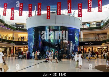 Casablanca, Casablanca-Settat - Marocco - 07-27-2024: Veduta dell'acquario gigante nel centro commerciale Morocco, con persone che osservano mostre marine Foto Stock