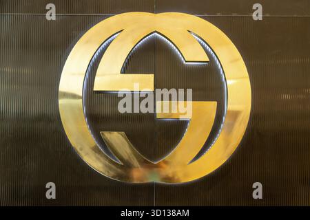 Casablanca, Casablanca-Settat - Marocco - 07-27-2024: Logo Gucci oro su sfondo marrone Foto Stock