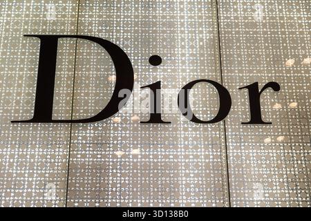 Casablanca, Casablanca-Settat - Marocco - 07-27-2024: Logo Dior esposto su una parete illuminata Foto Stock