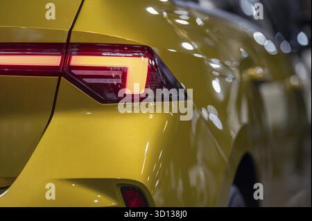 Un primo piano di una luce posteriore di un'auto moderna. Messa a fuoco selettiva Foto Stock