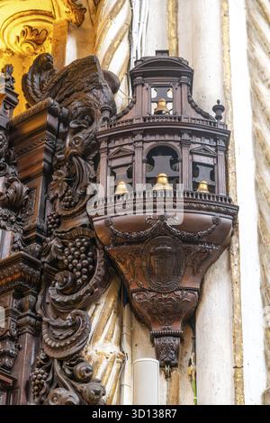 Cordova, Cordova - Spagna - 04-08-2024: Sculture ornate e dettagli visibili all'interno della cattedrale di Mezquita, raffiguranti la sua grandezza architettonica Foto Stock