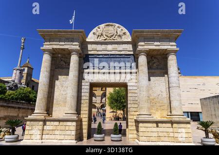 Cordova, Cordova - Spagna - 04-08-2024: La Puerta del Puente, una porta in stile neoclassico, incorniciata da un cielo limpido e da un'architettura storica Foto Stock