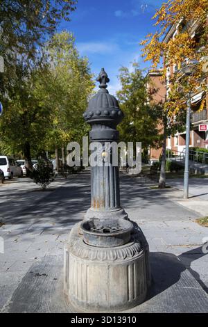 Vilafranca del Penedes, Catalogna, Spagna - 10/30/2023: Una fontana storica pubblica a Vilafranca del Penedes con uno sbocco dell'acqua e una collezione Foto Stock