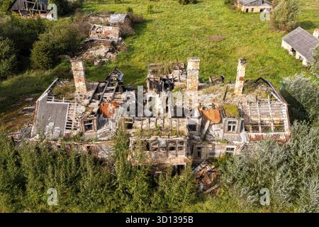 Rovine di una casa distrutta nel villaggio. Vista dall'alto, parrocchia di KrimUna, Lettonia Foto Stock
