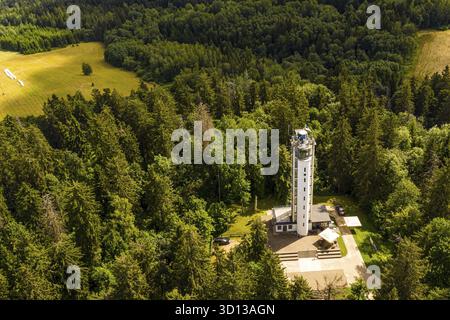 Suure Munamae o Suur Munamagi torre di osservazione in Estonia, vista aerea con droni Foto Stock