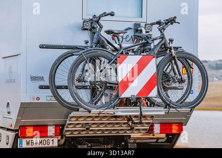 10 settembre 2025, Durmitor, Montenegro: Camper che viaggia, trasportando due mountain bike elettriche su un apposito portapacchi posteriore. Foto Stock