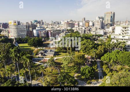 Taichung, Taiwan - 21 novembre 2019: Paesaggio urbano con alberi nel Parco Taichung della città di Taichung, Taiwan, Asia, åŒ—å €, å °æ¹¾ Foto Stock