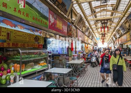 Taipei, Taiwan - 20 ottobre 2019: Mercato notturno di Huaxi Street a Taipei, Taiwan Foto Stock